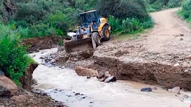 Maquinaria trabajando en Quebradas