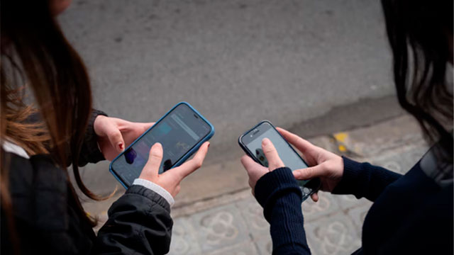 Niños usando celulares