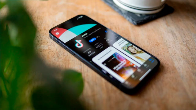 Celular con APP Tik tok
