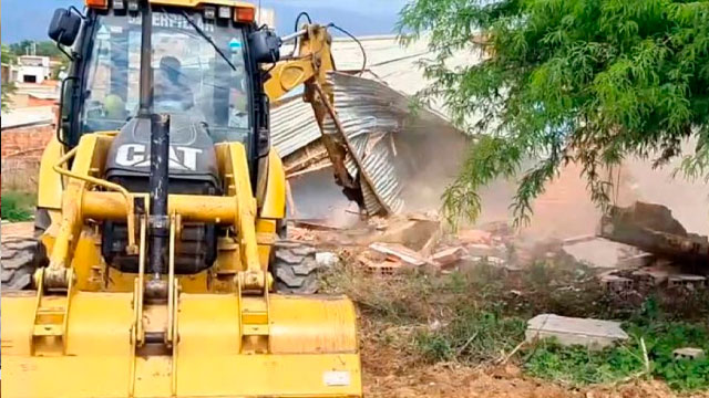 Maquinaria del Municipio en Demoliciones
