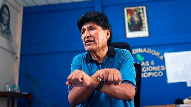 Evo Morales con las manos cruzadas