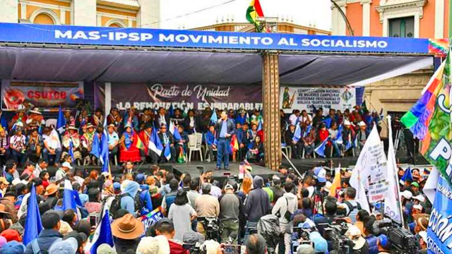 Militantes del MAS "Arcistas" en congreso desarrollado en El Alto