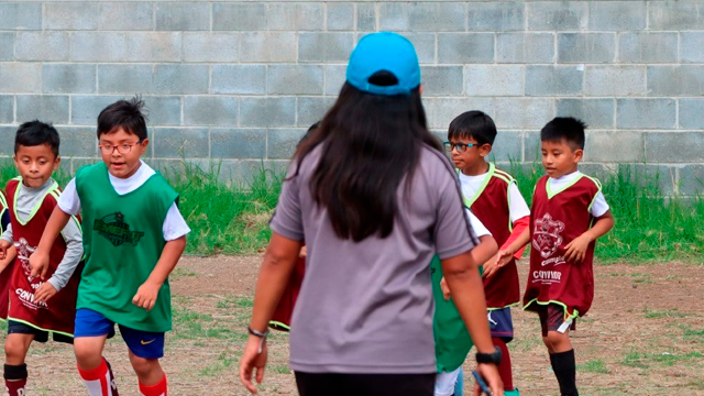 Niños entrenando Futbol