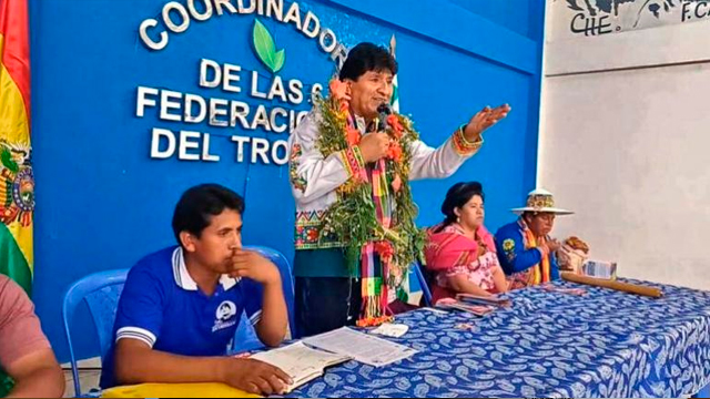 Evo Morales recibe a seguidores de Arque, en la sede de Lauca Ñ