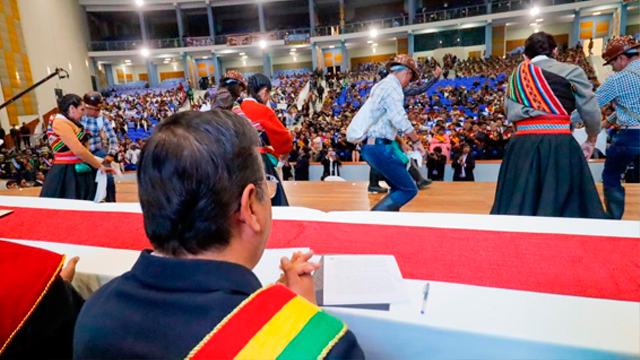 Presidente Luis Arce de Espaldas