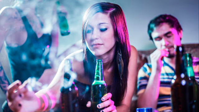 Jóvenes bebiendo Alcohol