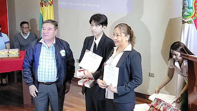 Entrega Libro y Premios