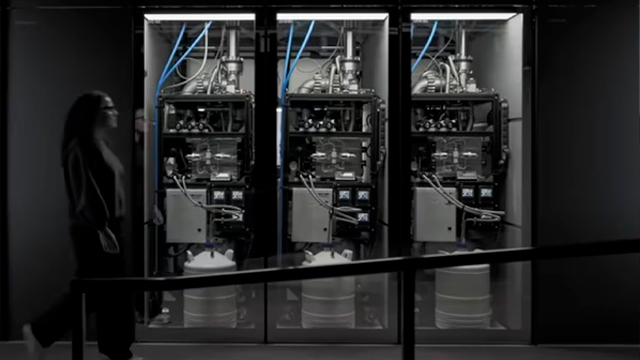 Integrante del centro IBM Research de Yorktown Heights (EE UU) pasa frente a módulos del primer IBM