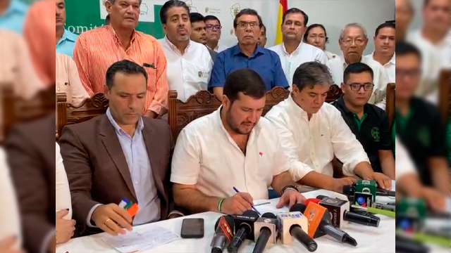 Stello Cochimanidis, presidente del Comité pro Santa Cruz, da lectura a los acuerdos.