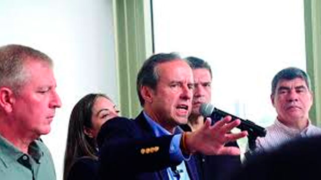 Jorge "Tuto" Quiroga, negando con la mano